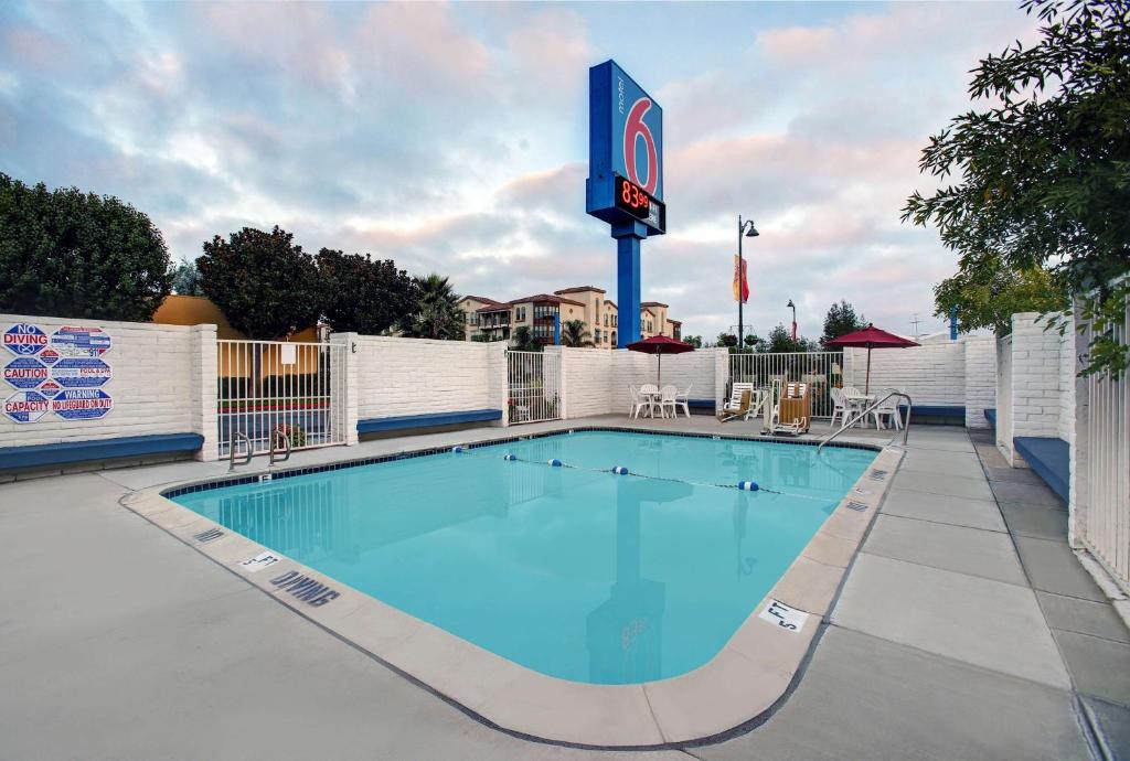 圣克拉拉圣克拉拉6号汽车旅馆 的一座带篮球架的酒店游泳池