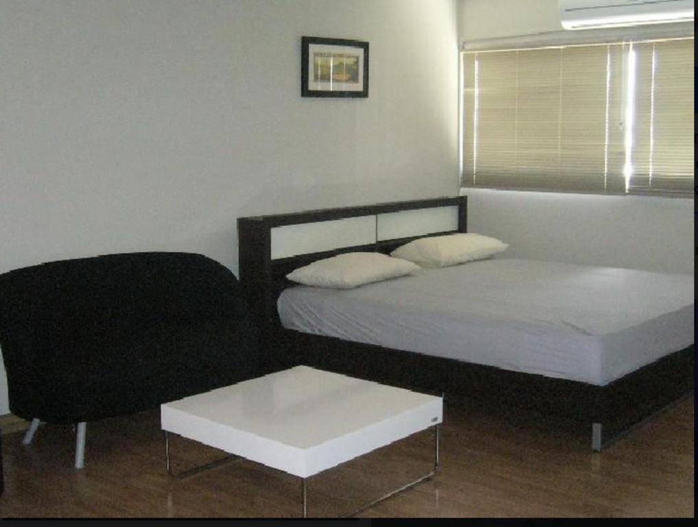 Ban Bang PhangFamily Room Dmk Don mueang Airport 2 bedrooms的一间卧室配有两张床和椅子