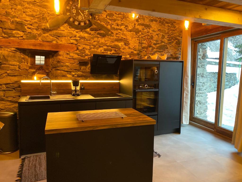 蒂涅chalet la grange的厨房配有水槽和台面