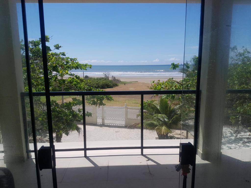 伊塔尼亚恩AbeQuar apartamentos beira-mar para temporada的客房可从窗户欣赏到海滩美景