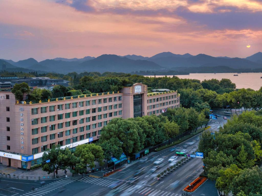 杭州杭州索菲特西湖大酒店的享有建筑和街道的空中景致