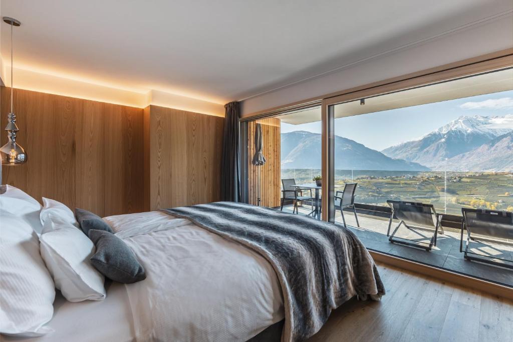 思科纳Dornsberg Panoramic Apartments的一间卧室设有一张床和一个大窗户