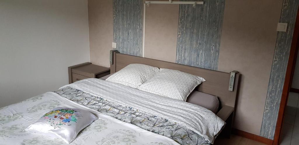 Siguer坎瑟拉庄园旅馆的卧室内的一张带白色床单和枕头的床