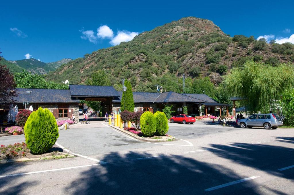 里贝拉德卡多斯Camping Bungalows La Borda del Pubill的山前的停车场