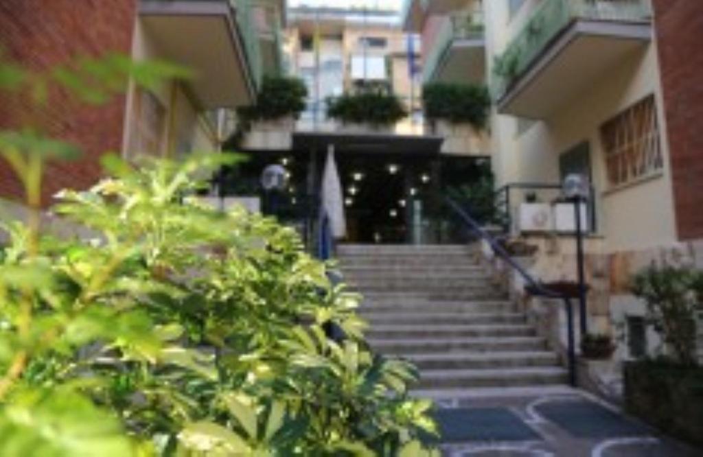 罗马匹考尔安切勒迪克里斯托雷旅馆的大楼前的一组楼梯