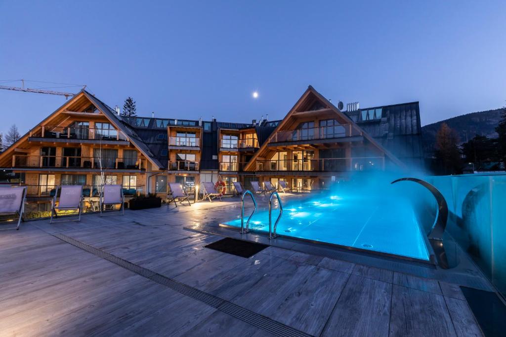 扎科帕内APARTHOTEL ROYAL RESORT SPA Zakopane的大楼前设有游泳池的酒店