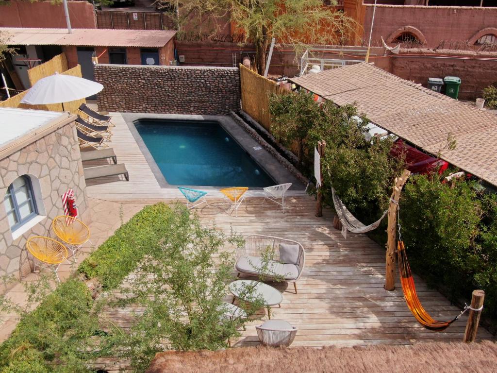 圣佩德罗·德·阿塔卡马Hotel Jardin Atacama的后院游泳池的顶部景色
