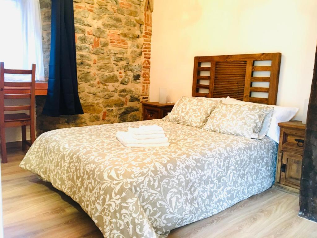 阿穆里奥Hospedaje Albizabal HVI00405的一间卧室设有一张床和石墙