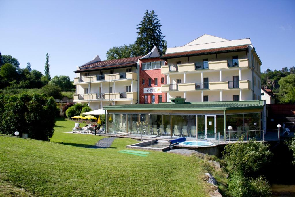 拉波斯安德萨亚列布尼兹穆尔餐厅-酒店的一座大型建筑,前面设有一个游泳池