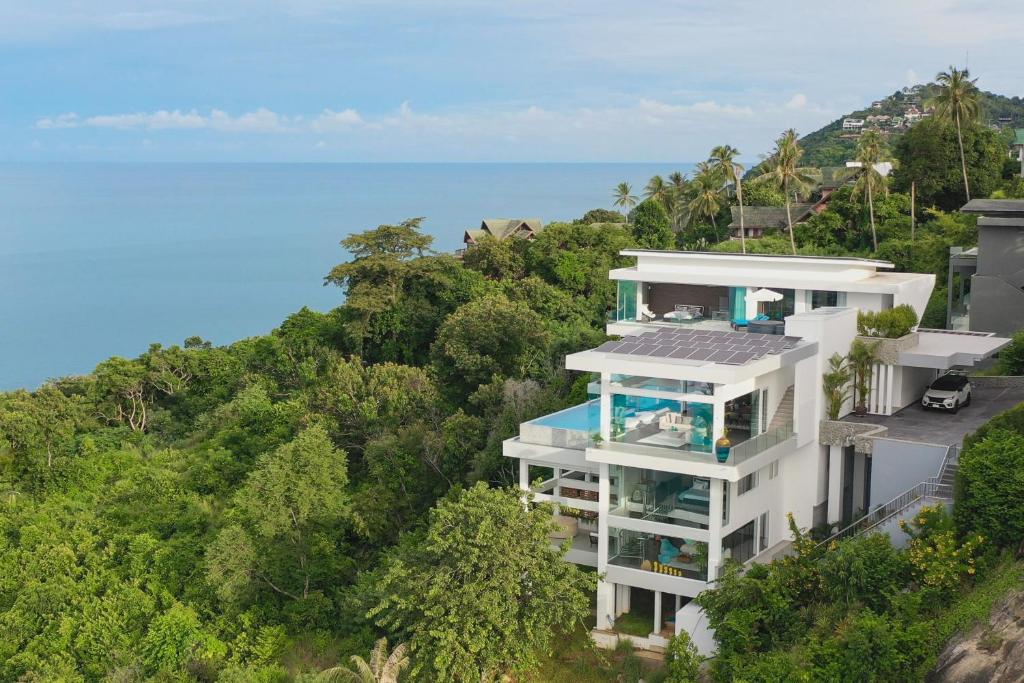 茶云莱海滩Villa Sasipimon - Panoramic Duplex Studio的背景中海洋的房屋的空中景观