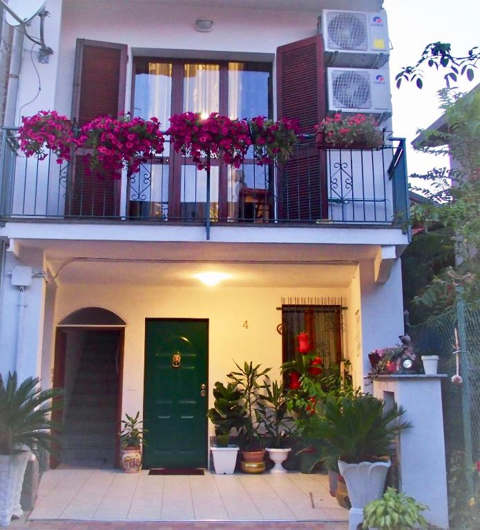 索马伦巴多CASA DEI FIORI的阳台上带绿门和鲜花的房子