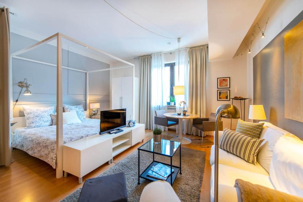 科布伦茨科布伦茨老城公寓的一间卧室设有一张床和一间客厅。