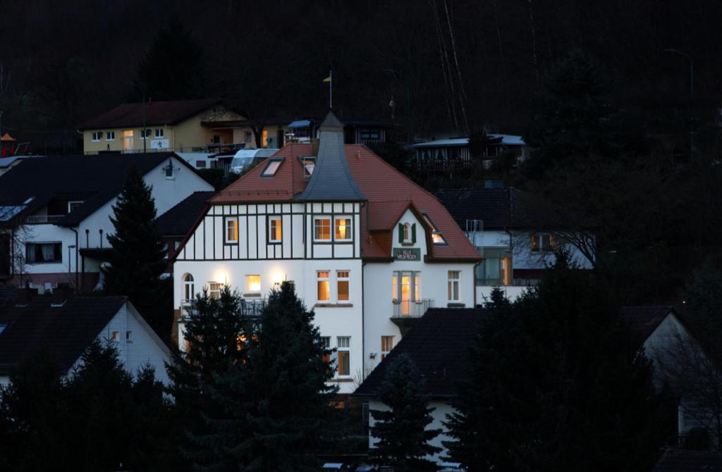 特里费尔斯山麓安韦勒Villa Waldfrieden - Gästehaus zum Jugendstilhotel的一座大型白色房屋,设有红色屋顶
