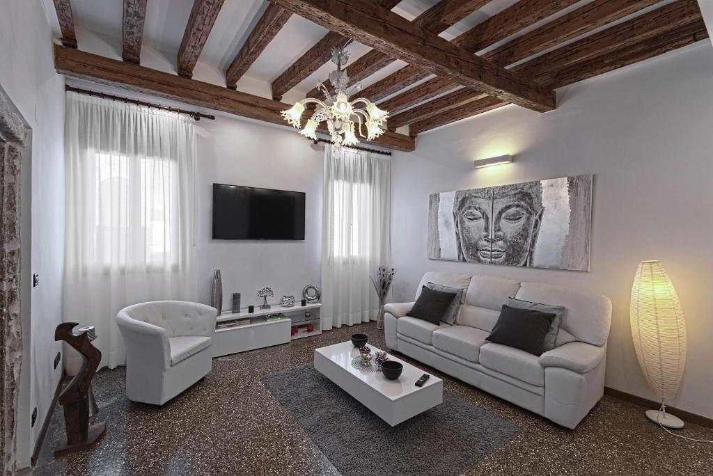 威尼斯Ca' Alessandro的客厅配有白色沙发和电视