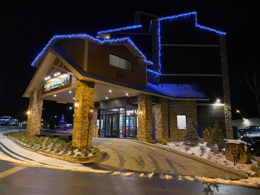 普莱西德湖Lake Placid Inn Boutique Hotel的上面有蓝色的灯的建筑