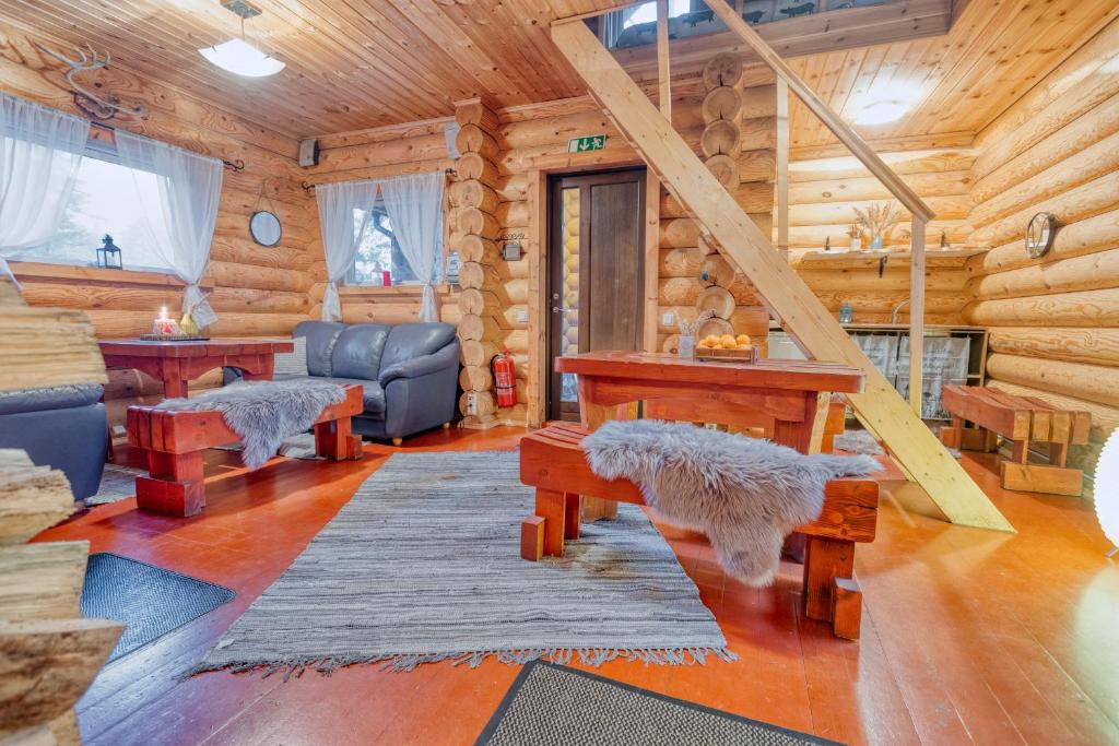 KuusaluValkla Puhkekeskuse saunamaja的小木屋内带楼梯的客厅