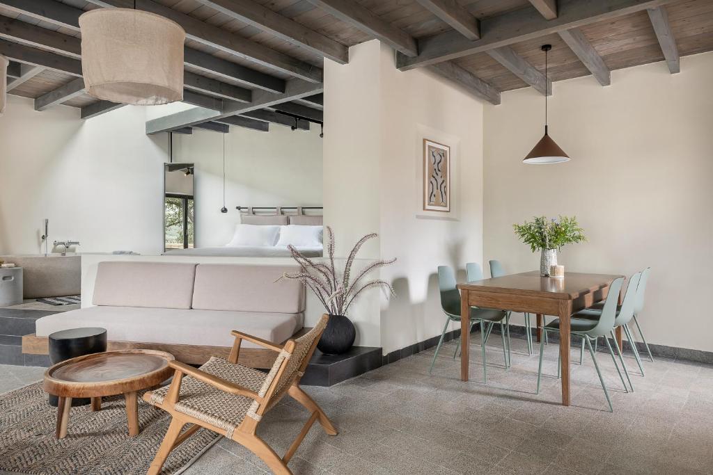基萨莫斯Velanis Ηouse, style into nature - secluded的客厅配有桌椅和1张床