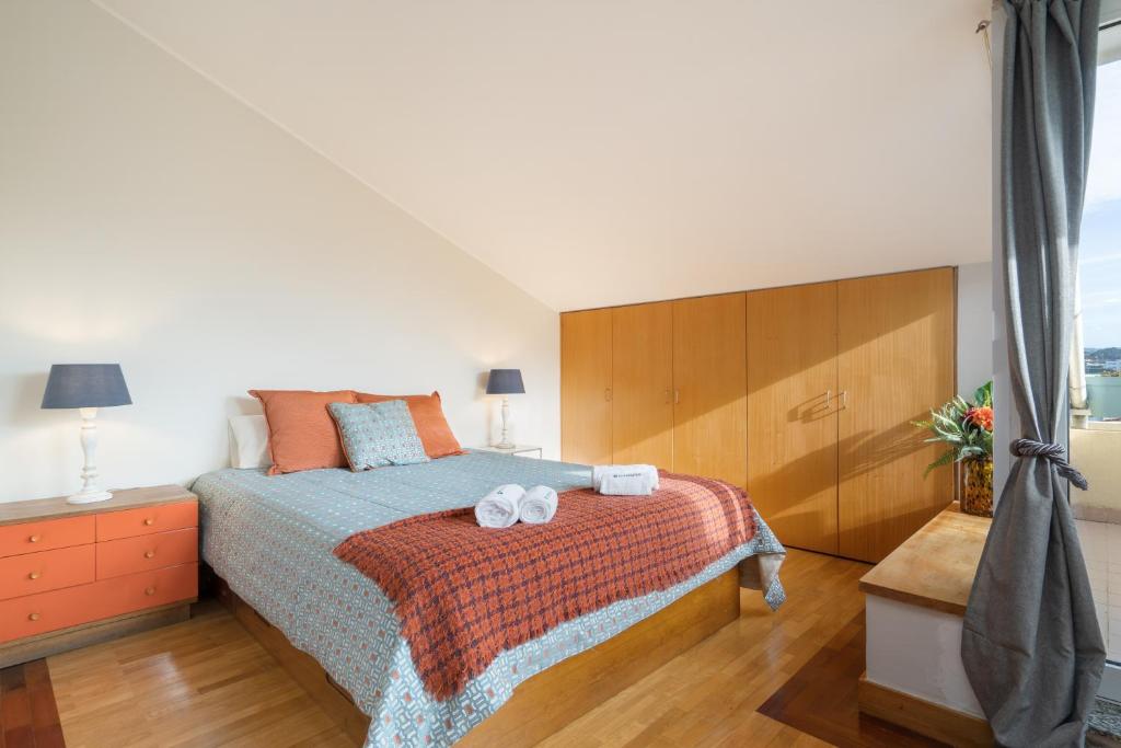 加亚新城Stunning Modern Flat w Terrace Miramar Gaia的一间卧室配有一张床,上面有两条毛巾