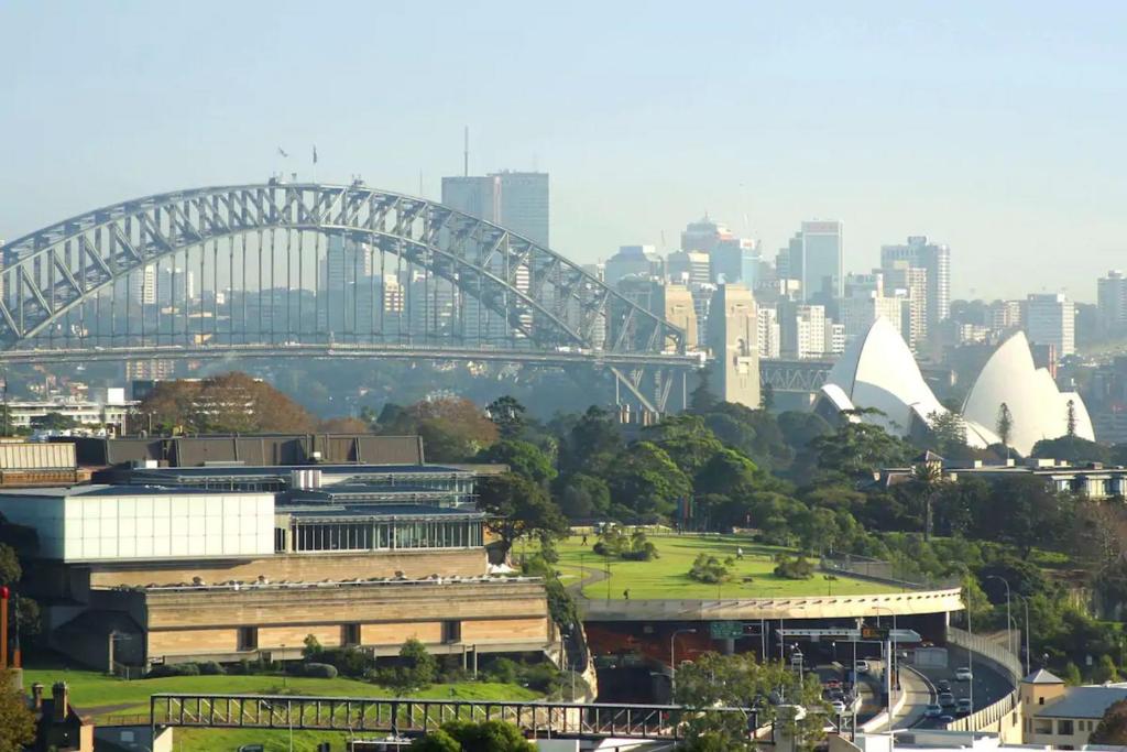 悉尼悉尼东部宜必思快捷酒店的享有一座带桥梁和建筑的城市美景