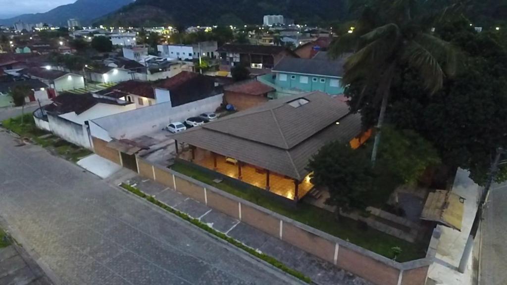 卡拉瓜塔图巴Suítes econômica Flor de Maria的城市中一座带大屋顶的房子