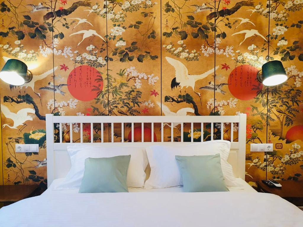 奥拉迪亚Filip Apartment Oradea的卧室配有白色床和花卉壁纸