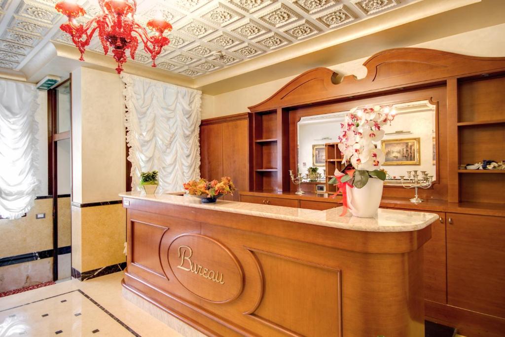 威尼斯多姆斯卡瓦尼斯酒店的浴室设有梳妆台、镜子和鲜花