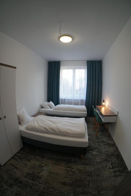 Stary Koszalin Hostel &amp; Hotel Services客房内的一张或多张床位