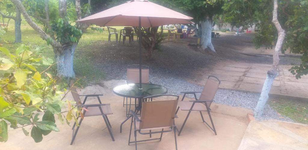 乌巴雅拉Pousada Sao Lourenco的庭院内桌椅和遮阳伞