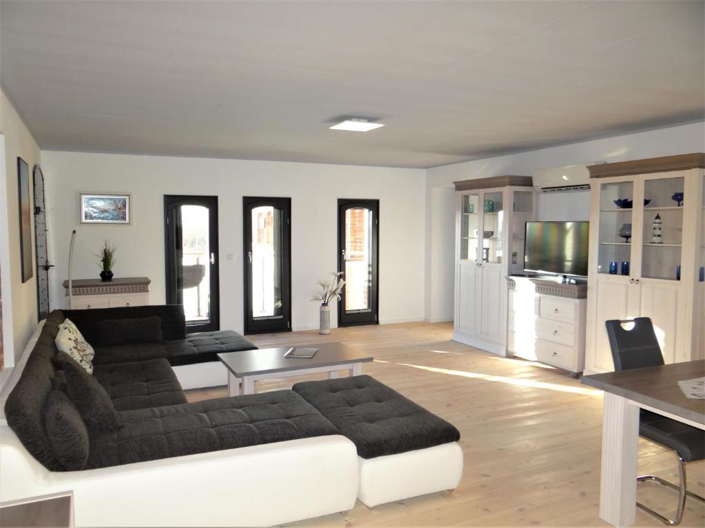 巴特Speicher Residenz Barth E4 App 9的客厅配有沙发和桌子