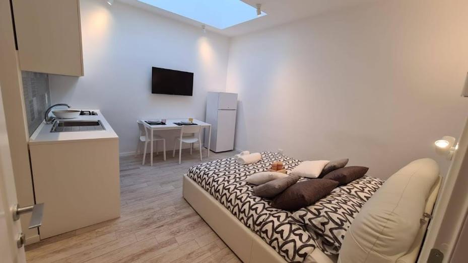 锡拉库扎BARBARA Classy Apartment 101的小房间设有枕头和厨房