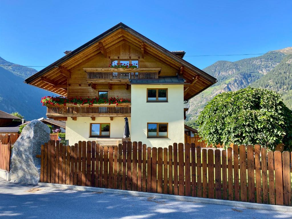 乌姆豪森Ferienhaus Tirol im Ötztal的前面有木栅栏的房子