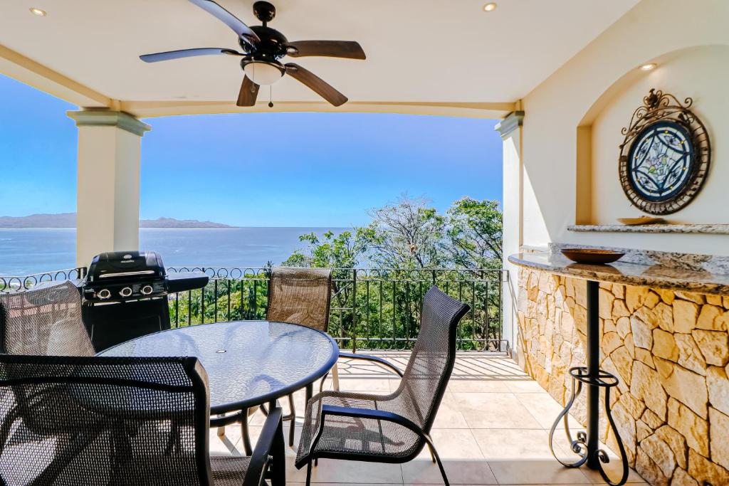 普拉亚弗拉明戈Oceanica 804的一个带桌椅的庭院和大海