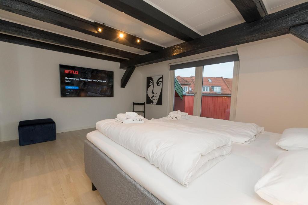 森讷堡Modern Luxury Penthouse的一间卧室设有两张白色的床和窗户