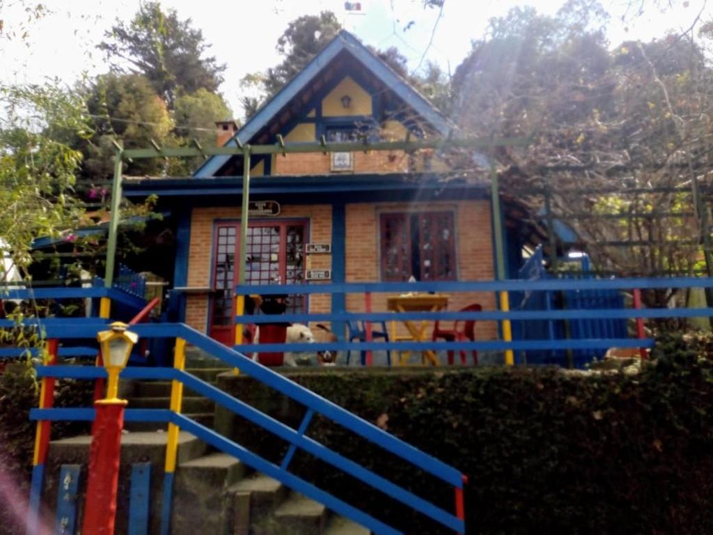 坎波斯杜若尔当Casa do Passarinho的前面有蓝色围栏的房子