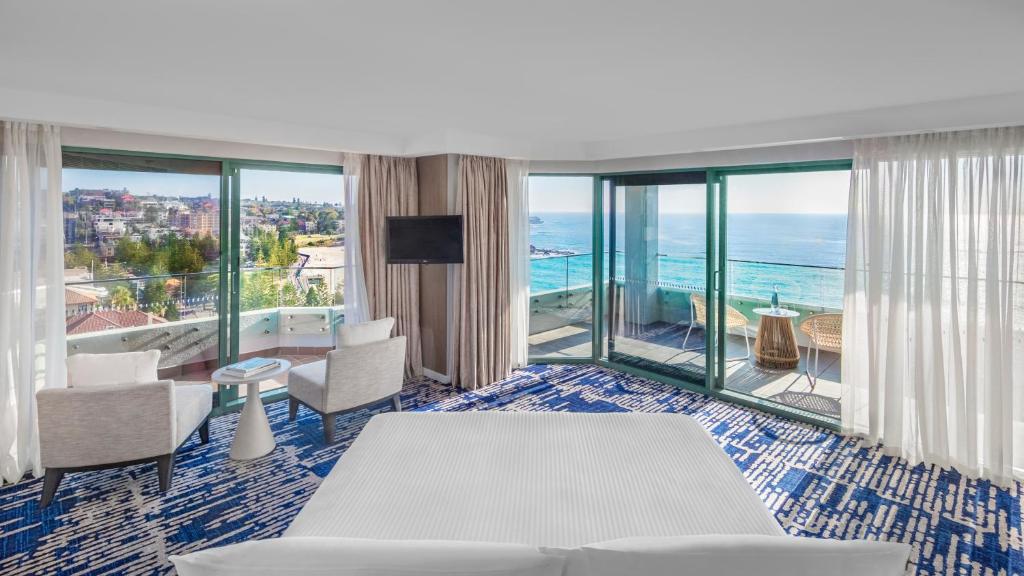 悉尼Crowne Plaza Sydney Coogee Beach, an IHG Hotel的酒店客房享有海景