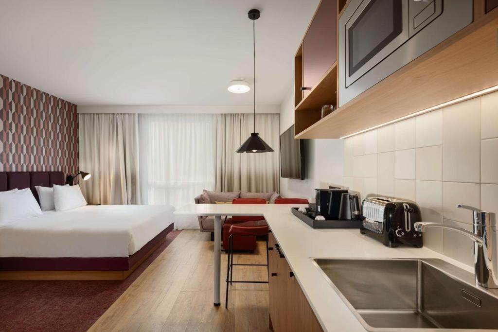 鲁瓦西昂法兰西Hyatt House Paris Charles de Gaulle Airport的酒店客房带一张床和一个厨房