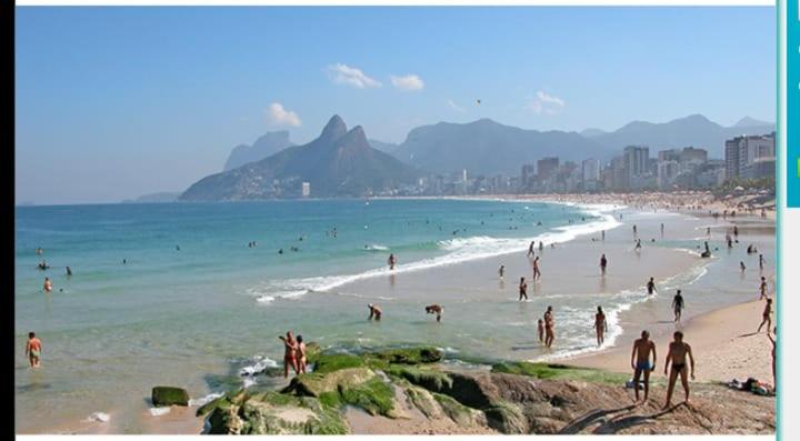 里约热内卢Arpoador Premium Suítes的一群人,在海滩上