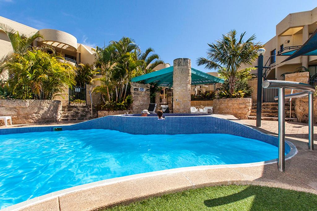 曼哲拉曼哲拉银沙度假酒店的房屋前的大型游泳池