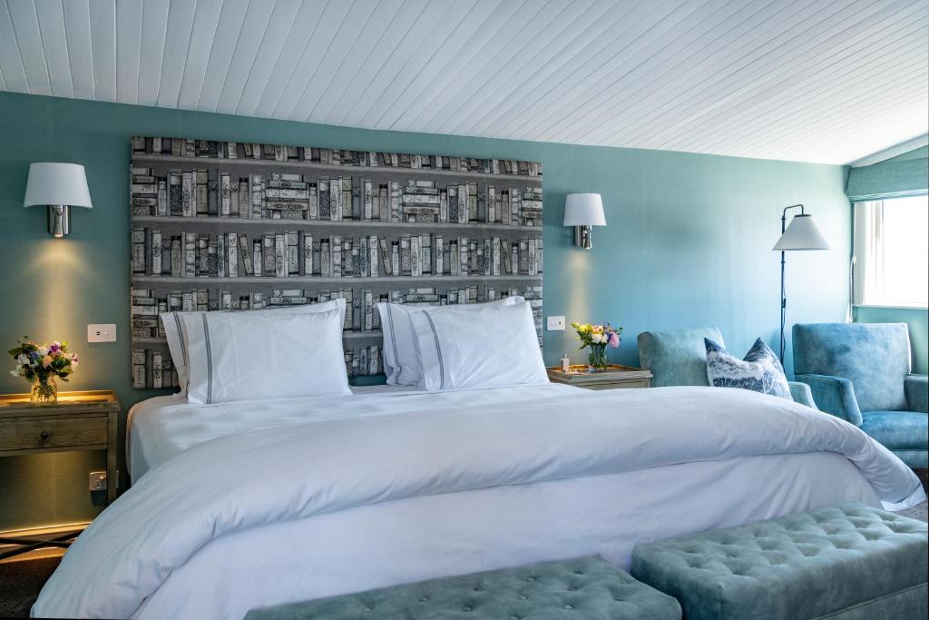 纳皮尔415 Marine Parade的卧室配有白色大床和蓝色的墙壁