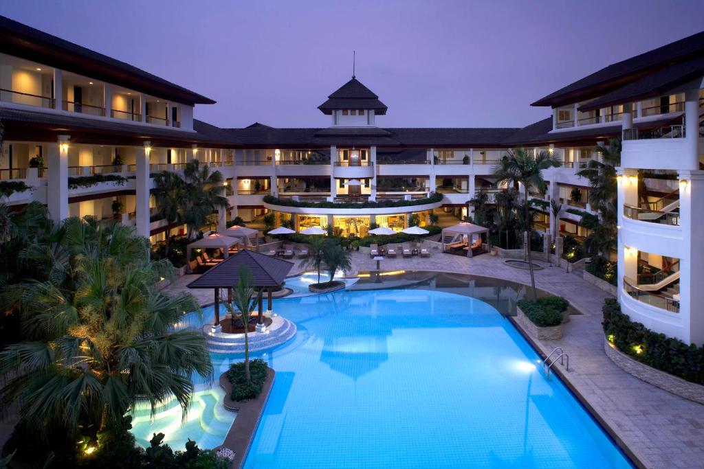宝安深圳观澜湖度假酒店的享有酒店空中景致,设有大型游泳池