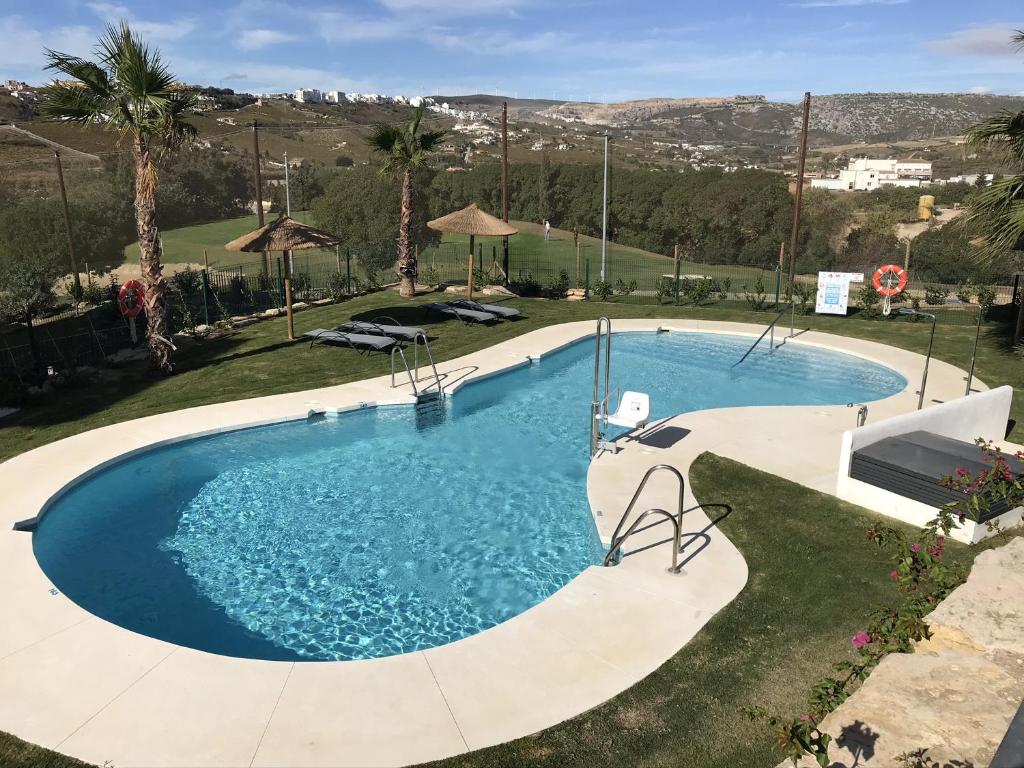 圣路易斯·德·萨比尼尔2 bedrooms appartement with sea view shared pool and furnished garden at Malaga 2 km away from the beach的庭院中间的大型游泳池