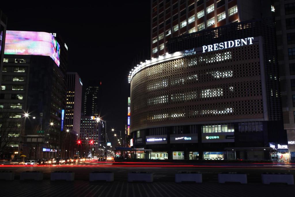 首尔总统酒店的夜晚在城市的高楼