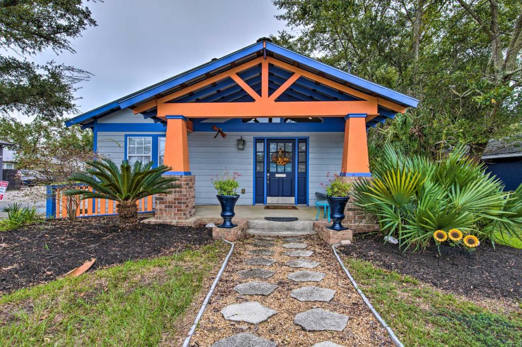 海泉市Downtown Ocean Springs Duplex with AandC 1 Mi to Beach的蓝色房子,前门橙色