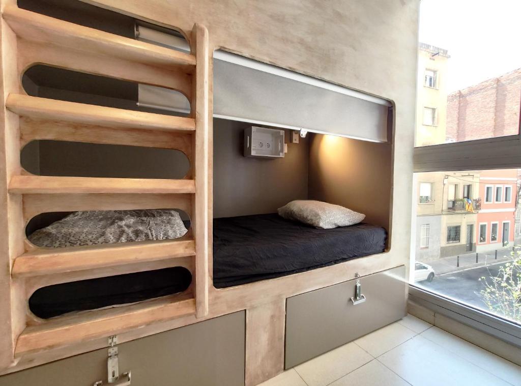 巴塞罗那Onefam Sants的小房间设有床和窗户