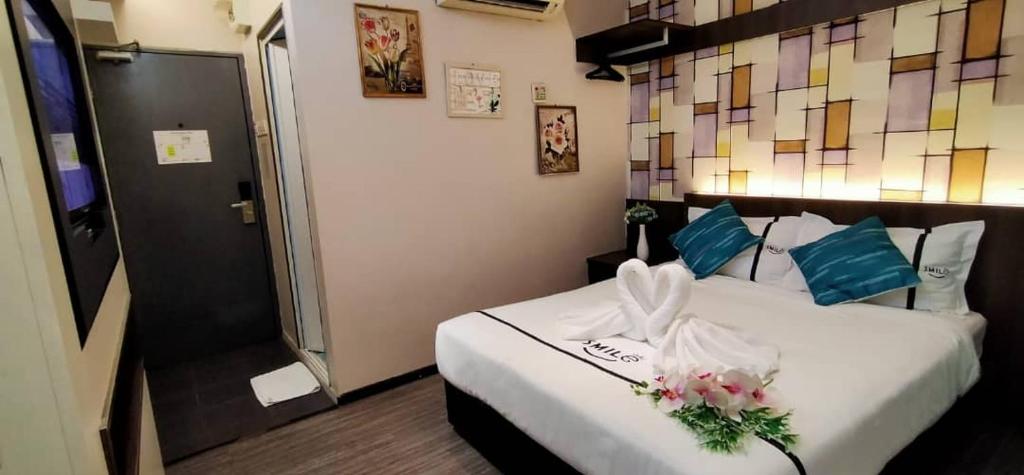 吉隆坡吉隆坡富都蕉赖微笑酒店的一间酒店客房,床上摆放着鲜花