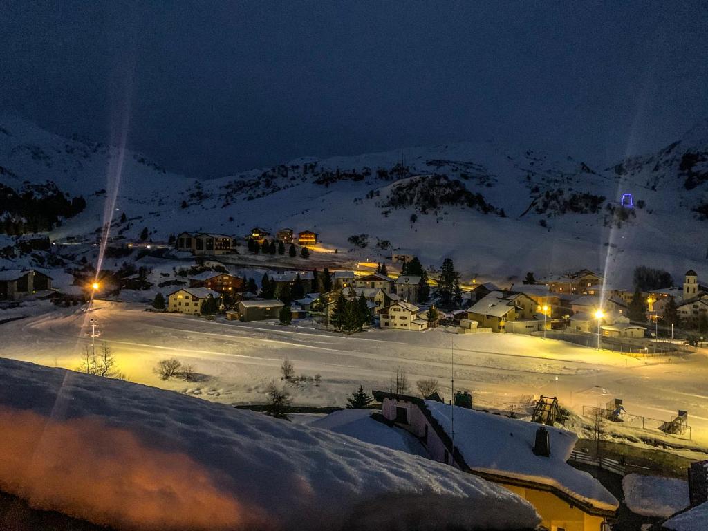 比维奥Ferienwohnung in den Bergen mit grosser Terrasse的夜晚在雪中的一个小镇