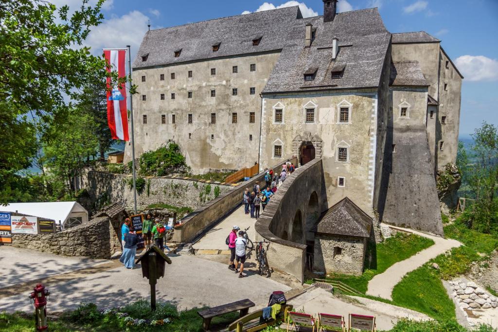 Burg Altpernstein的一座城堡,里面有很多人走在里面