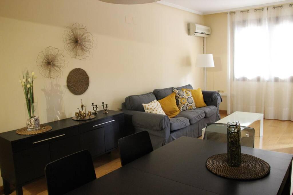 萨拉戈萨Amplio apartamento Plaza de Toros的客厅配有沙发和桌子