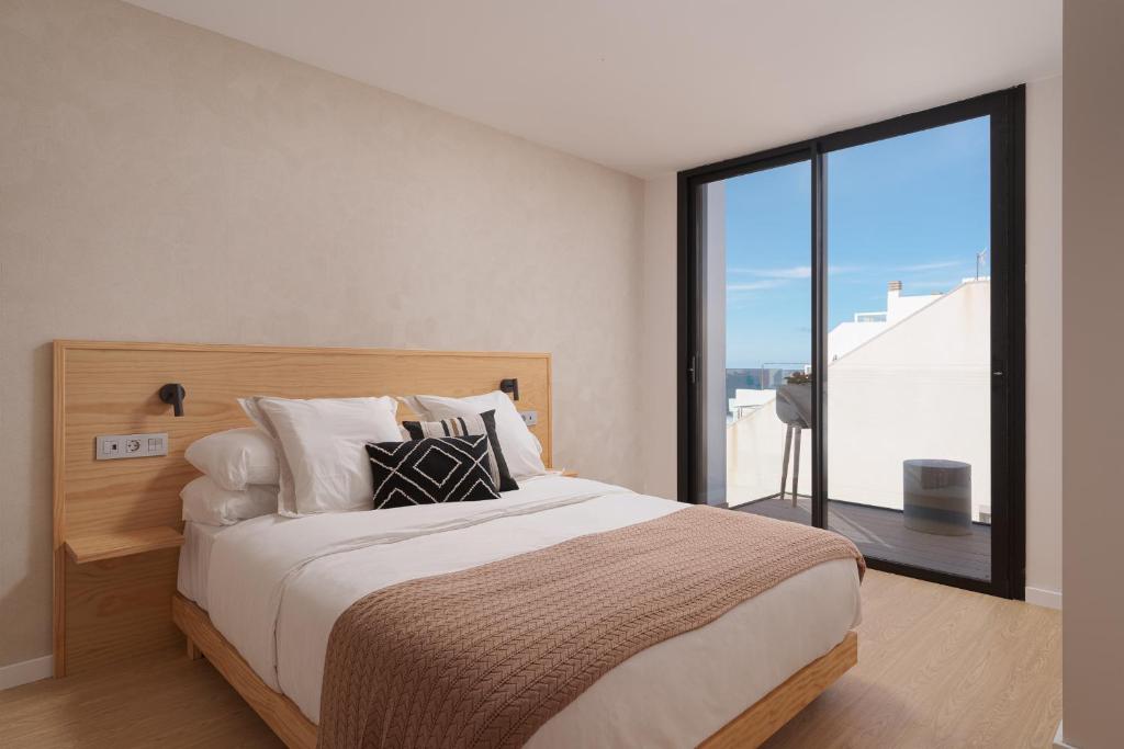 大加那利岛拉斯帕尔马斯Chez Abel的一间卧室设有一张大床和一个大窗户