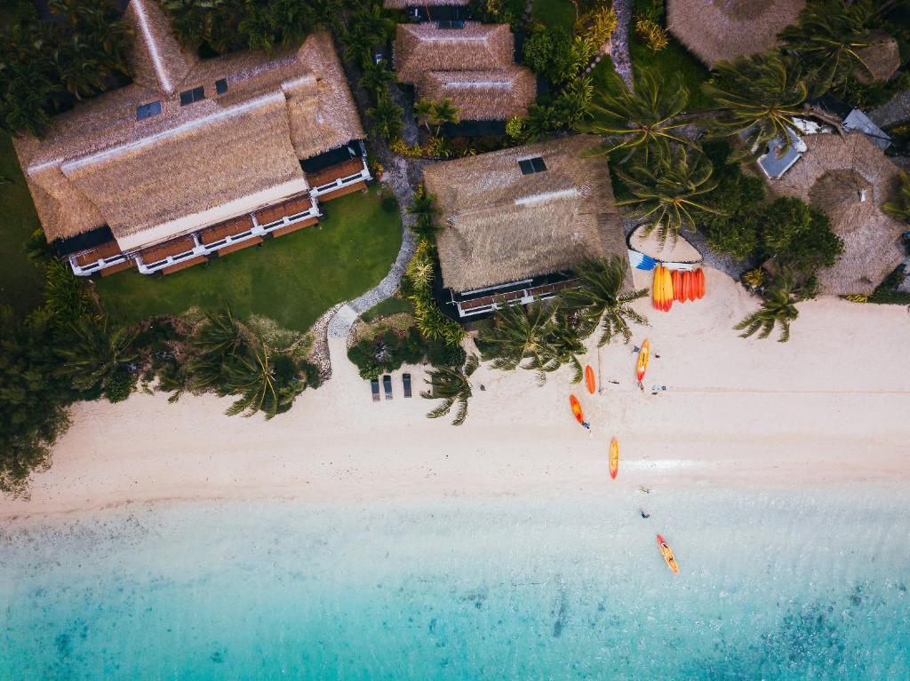 拉罗汤加拉罗汤加岛太平洋度假酒店的享有海滩的空中景致,配有房屋和遮阳伞